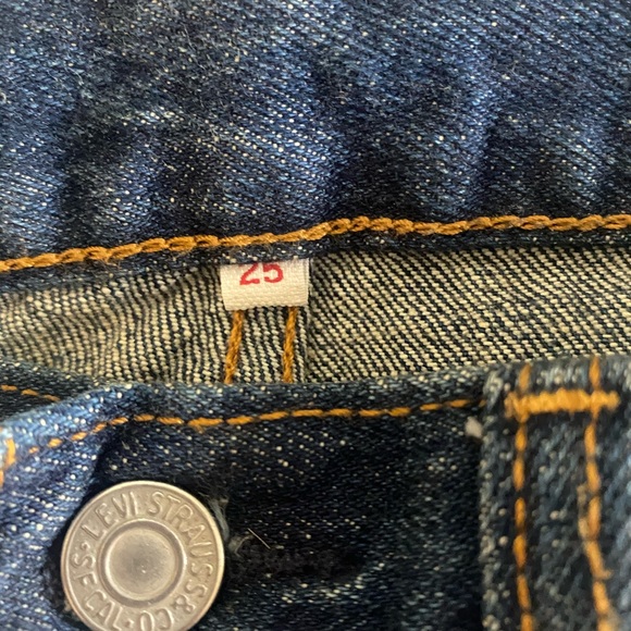 Levis Size 25 Dark Wash Wedgie Icon Jeans - Picture 3 of 3